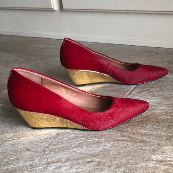Dee Ocleppo Scarlet Calf Hair Gold Wedge - Picture 1 of 13
